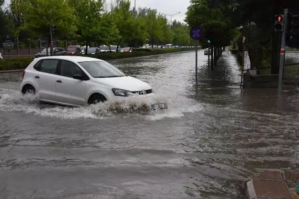 ESKİŞEHİR'DE SAĞANAK, SOKAKLARI GÖLE ÇEVİRDİ