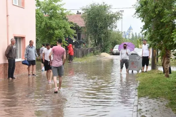 ESKİŞEHİR'DE SAĞANAK, SOKAKLARI GÖLE ÇEVİRDİ