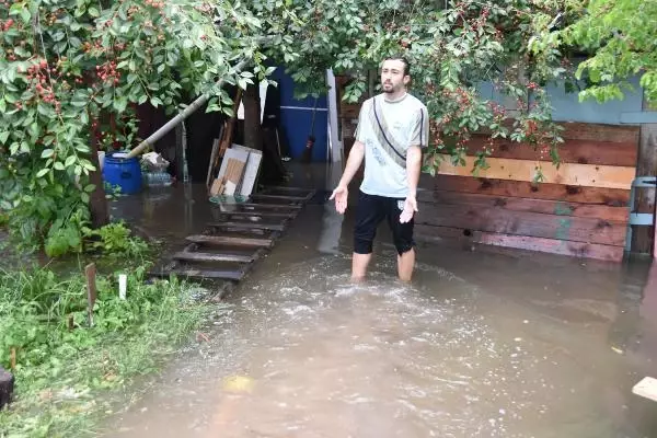 ESKİŞEHİR'DE SAĞANAK, SOKAKLARI GÖLE ÇEVİRDİ