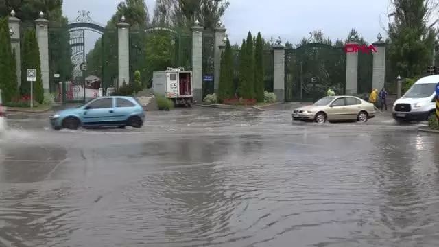 ESKİŞEHİR'DE SAĞANAK, SOKAKLARI GÖLE ÇEVİRDİ