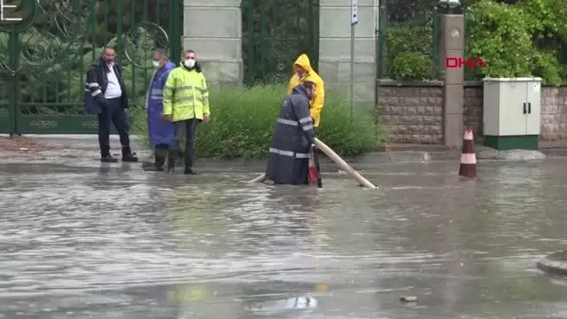 ESKİŞEHİR'DE SAĞANAK, SOKAKLARI GÖLE ÇEVİRDİ