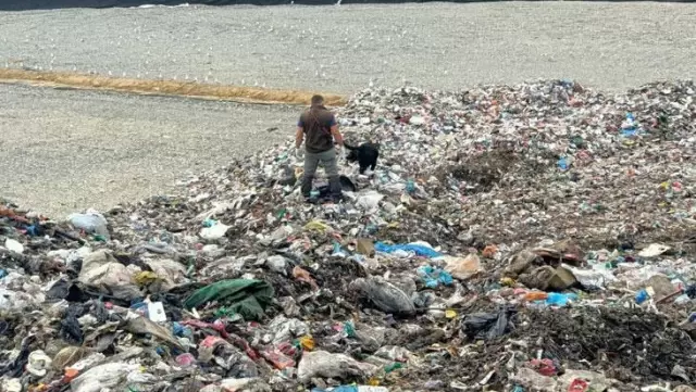 İhbar üzerine harekete geçen ekipler, atık tesisindeki tonlarca çöpün içinde bebek cesedi aradı İhbar üzerine harekete geçen ekipler, atık tesisindeki tonlarca çöpün içinde bebek cesedi aradı