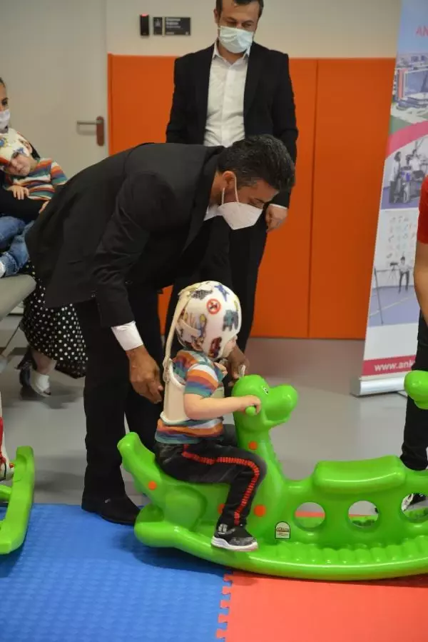 İngiltere'de operasyonla ayrılan siyam ikizleri 3 yaşında