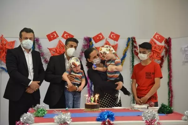 İngiltere'de operasyonla ayrılan siyam ikizleri 3 yaşında