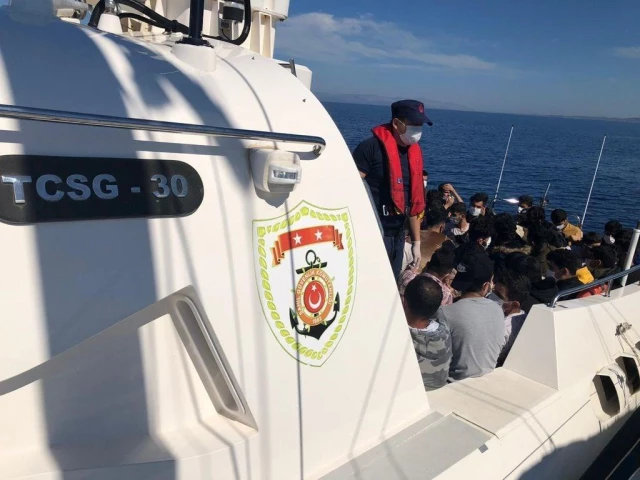 İzmir'de yelkenli tekneyle yurt dışına geçmeye çalışan 73 sığınmacı yakalandı
