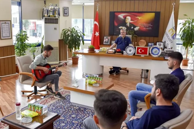 Karacabeyli gencin Erdoğan için bestelediği 'Koca Yürekli Adam' 2023 seçim şarkısı olabilir Karacabeyli gencin Erdoğan için bestelediği 'Koca Yürekli Adam' 2023 seçim şarkısı olabilir