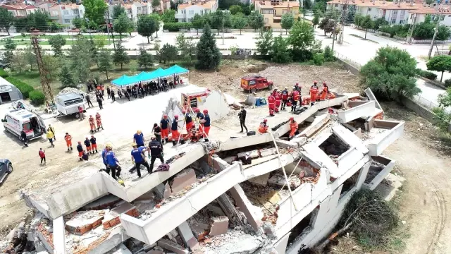 Son dakika haber! Konya Büyükşehir İtfaiyesi'nden nefes kesen deprem tatbikatı