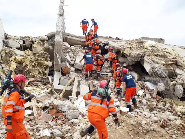 Son dakika haber! Konya Büyükşehir İtfaiyesi'nden nefes kesen deprem tatbikatı