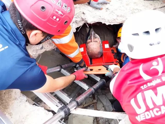 Son dakika haber! Konya Büyükşehir İtfaiyesi'nden nefes kesen deprem tatbikatı