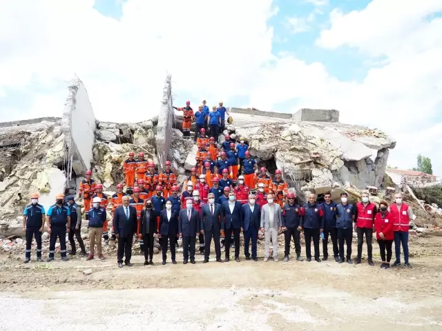 Son dakika haber! Konya Büyükşehir İtfaiyesi'nden nefes kesen deprem tatbikatı