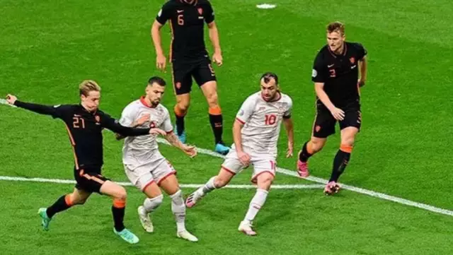 Kuzey Makedonya-Hollanda maçında TRT spikeri tekrarı, yeni pozisyon sanarak anlattı Kuzey Makedonya-Hollanda maçında TRT spikeri tekrarı, yeni pozisyon sanarak anlattı
