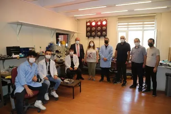 Son dakika gündem: LİSELİLER İSTANBUL TRAFİĞİNİN LAMBALARINI TAMİR EDİYOR Son dakika gündem: LİSELİLER İSTANBUL TRAFİĞİNİN LAMBALARINI TAMİR EDİYOR