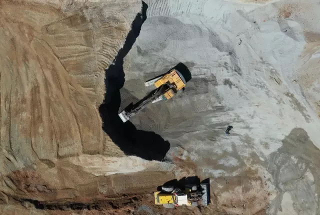Nemrut Dağı eteklerinden çıkarılan ponza ekonomiye 500 milyon lira katkı sağlıyor Nemrut Dağı eteklerinden çıkarılan ponza ekonomiye 500 milyon lira katkı sağlıyor