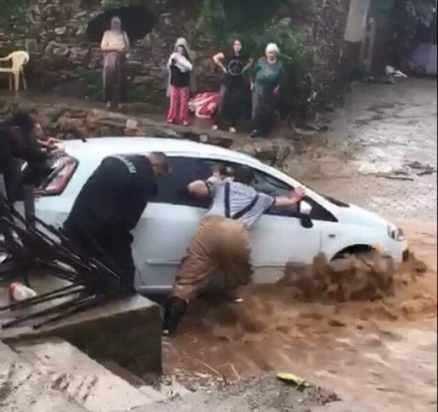 Ödemiş'te sağanak hayatı felç etti! Dere ve çaylar taştı, araçlar sürüklendi Ödemiş'te sağanak hayatı felç etti! Dere ve çaylar taştı, araçlar sürüklendi