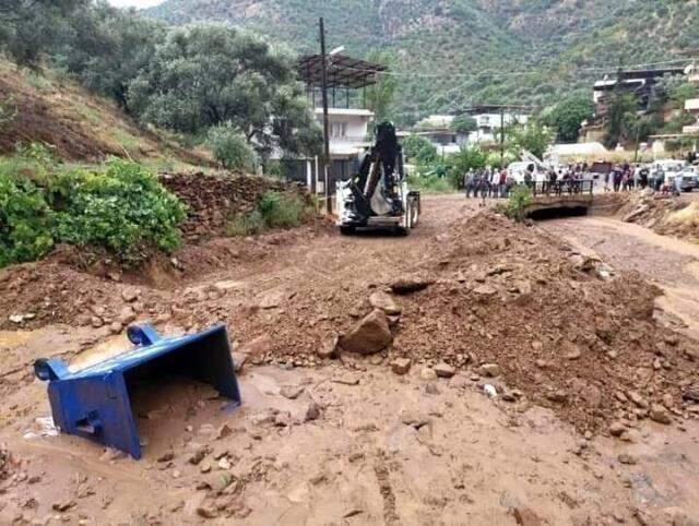 Ödemiş'te sağanak hayatı felç etti! Dere ve çaylar taştı, araçlar sürüklendi Ödemiş'te sağanak hayatı felç etti! Dere ve çaylar taştı, araçlar sürüklendi