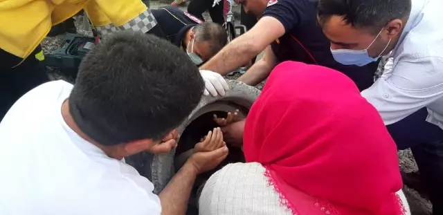 5 yaşındaki çocuk, oyun oynarken kanalizasyon borusuna sıkıştı 5 yaşındaki çocuk, oyun oynarken kanalizasyon borusuna sıkıştı