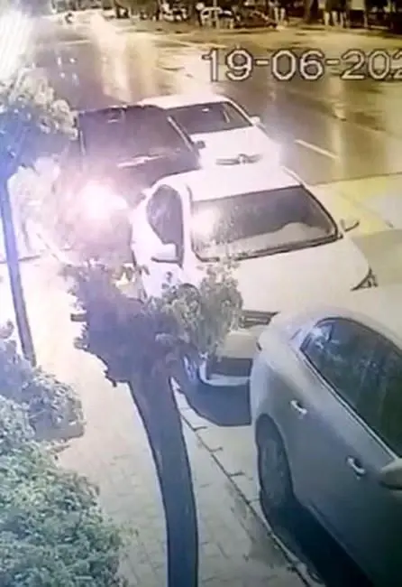 Park halindeki otomobile çarpıp ardına bile bakmadan kaçtı Park halindeki otomobile çarpıp ardına bile bakmadan kaçtı