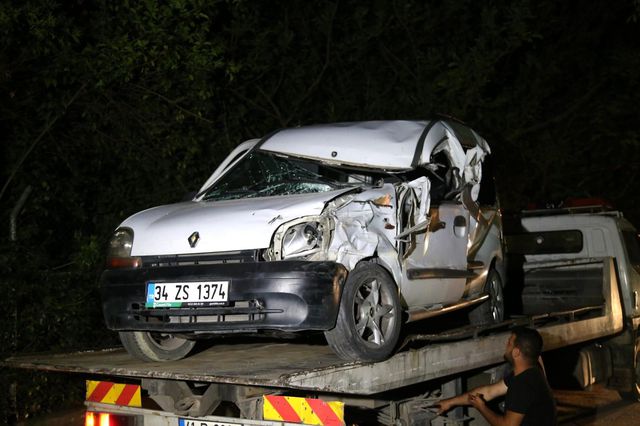 park halindeki tira carpan hafif ticari araci 2 14213787 o