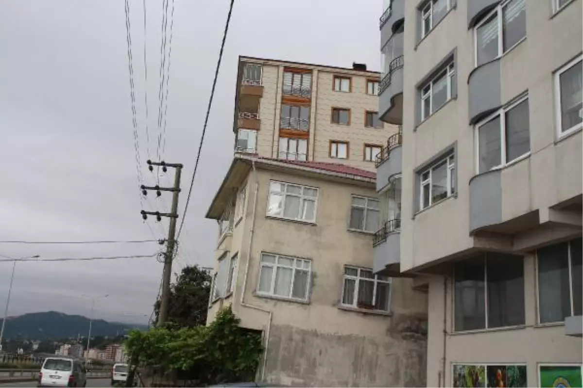 Rize'de eğik 3 katlı bina için 'önlem' talebi