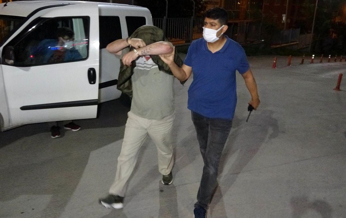 Samsun'da şehitlikteki bayrağı çalan 2 kişi yakalandı