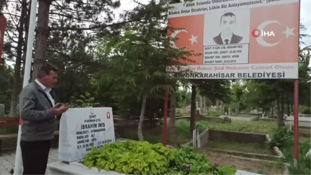 Şehidin babasından Babalar Günü'nde kabristan ziyareti