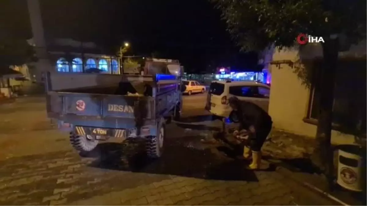 Son dakika haberi... Sele neden olan sağanak yağış sonrası temizleme çalışmaları aralıksız sürüyor