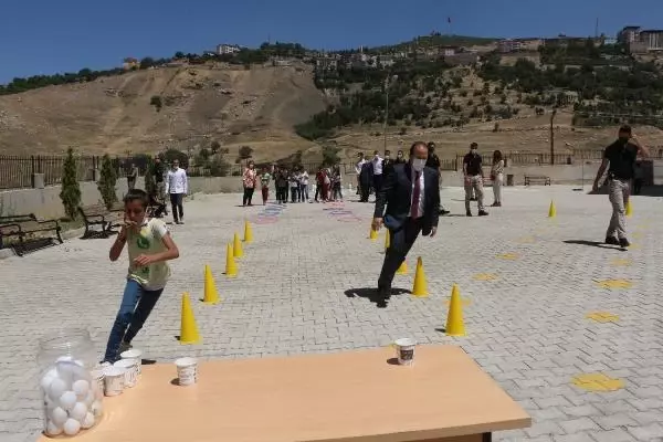 Şırnak Valisi, okuldaki etkinlik gününde çocuklarla oynadı