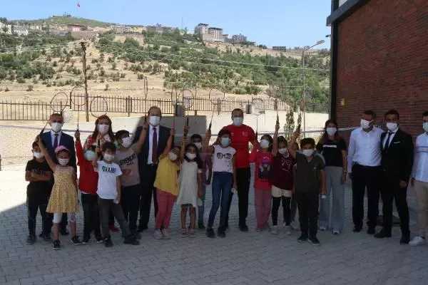 Şırnak Valisi, okuldaki etkinlik gününde çocuklarla oynadı Şırnak Valisi, okuldaki etkinlik gününde çocuklarla oynadı