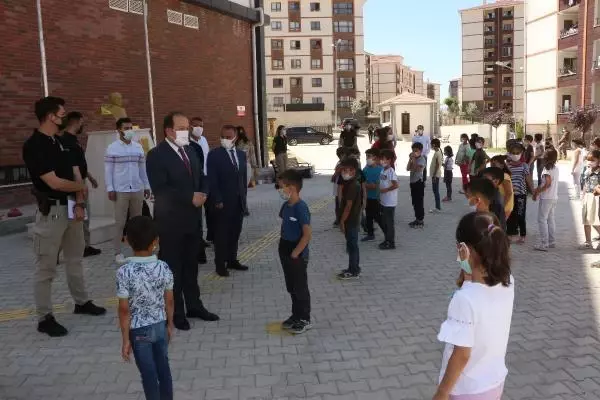 Şırnak Valisi, okuldaki etkinlik gününde çocuklarla oynadı