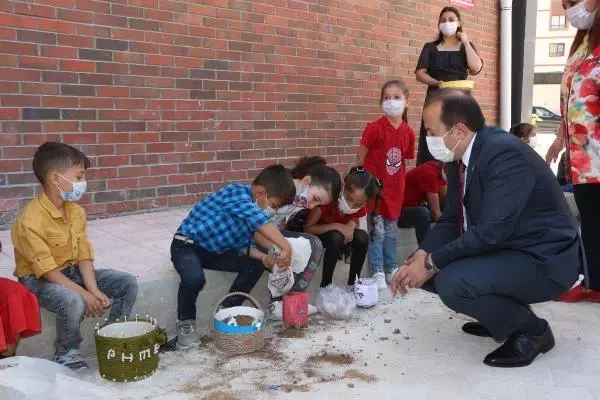 Şırnak Valisi, okuldaki etkinlik gününde çocuklarla oynadı