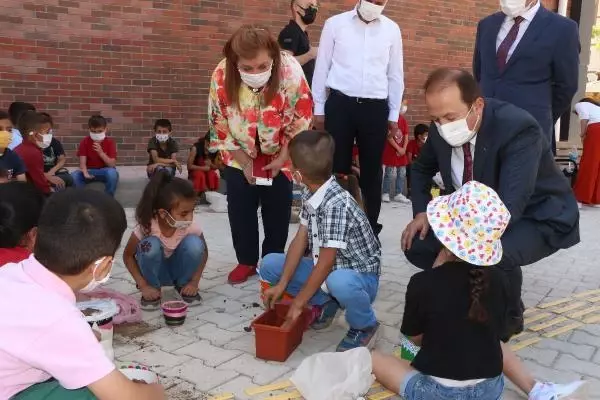 Şırnak Valisi, okuldaki etkinlik gününde çocuklarla oynadı