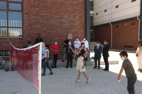 Şırnak Valisi, okuldaki etkinlik gününde çocuklarla oynadı
