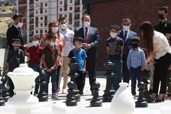 Şırnak Valisi, okuldaki etkinlik gününde çocuklarla oynadı