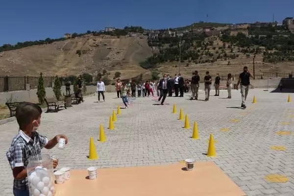 Şırnak Valisi, okuldaki etkinlik gününde çocuklarla oynadı
