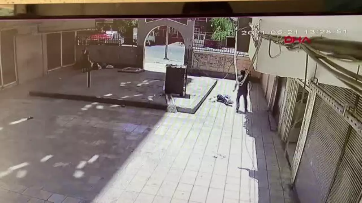 TARTIŞTIĞI KİŞİ SİLAH ÇEKİNCE 7'NCİ KATTAN ATLADI; O ANLAR KAMERADA