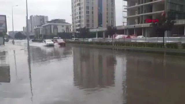 TEKİRDAĞ ÇORLU'DA SAĞANAK; SUYLA KAPLANAN SOKAKLARDA ARAÇLAR MAHSUR KALDI