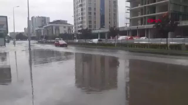 TEKİRDAĞ ÇORLU'DA SAĞANAK; SUYLA KAPLANAN SOKAKLARDA ARAÇLAR MAHSUR KALDI