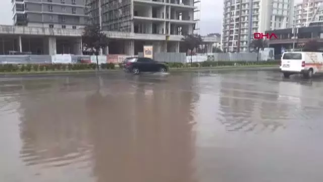 TEKİRDAĞ ÇORLU'DA SAĞANAK; SUYLA KAPLANAN SOKAKLARDA ARAÇLAR MAHSUR KALDI