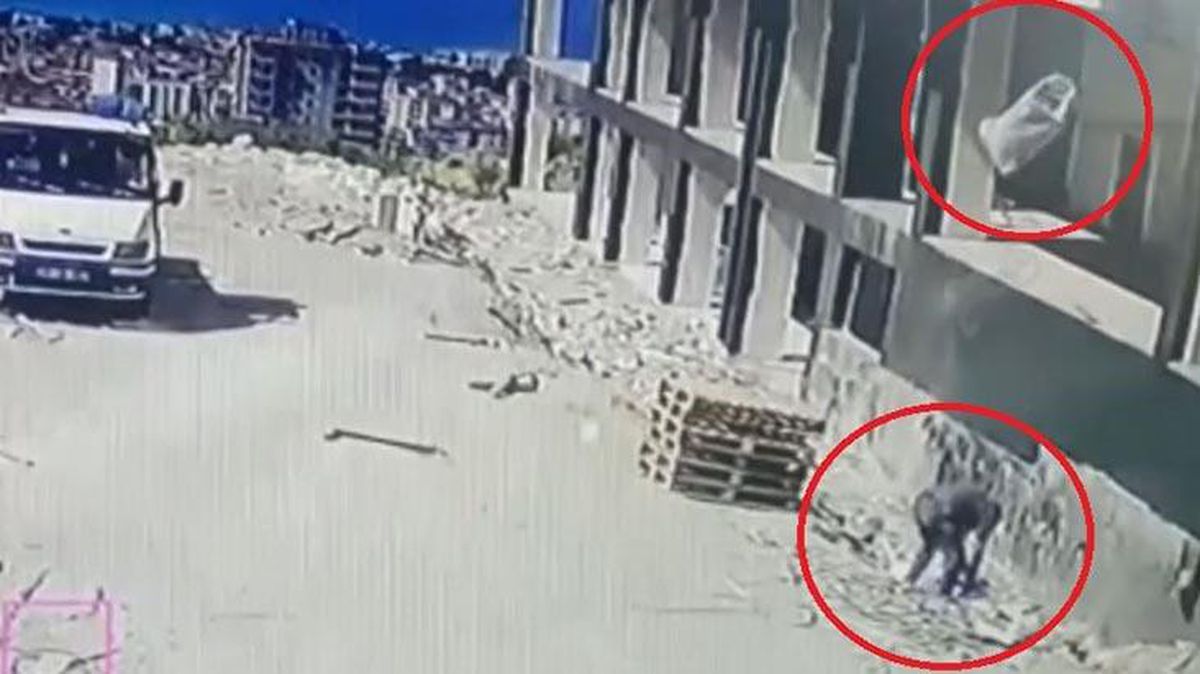 Üzerine 4. kattan atılan kum çuvalı düşen adam ağır yaralandı! O anlar kamerada