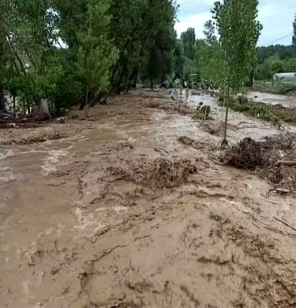 Yoğun yağış sonrası dereler taştı, yollar kapandı