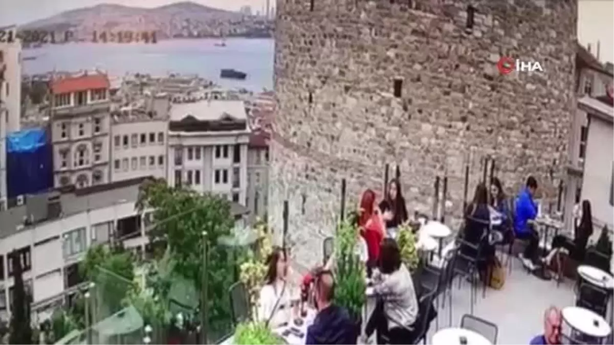 18 yaşındaki gencin Galata Kulesi'nden atlama anı kamerada