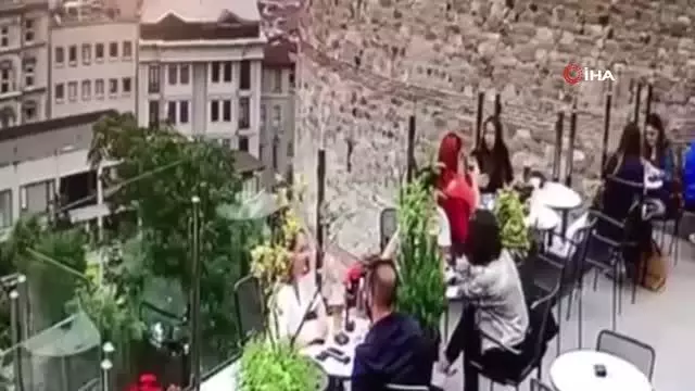 18 yaşındaki gencin Galata Kulesi'nden atlama anı kamerada