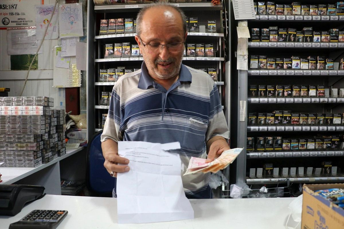 8 yıl önce ürünlerini çaldığı marketçiye 500 lira para ile bir de not bıraktı