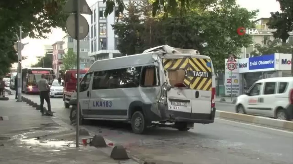 Bağcılar'da belediye otobüsü park halindeki servis araçlarına böyle çarptı: 4 yaralı