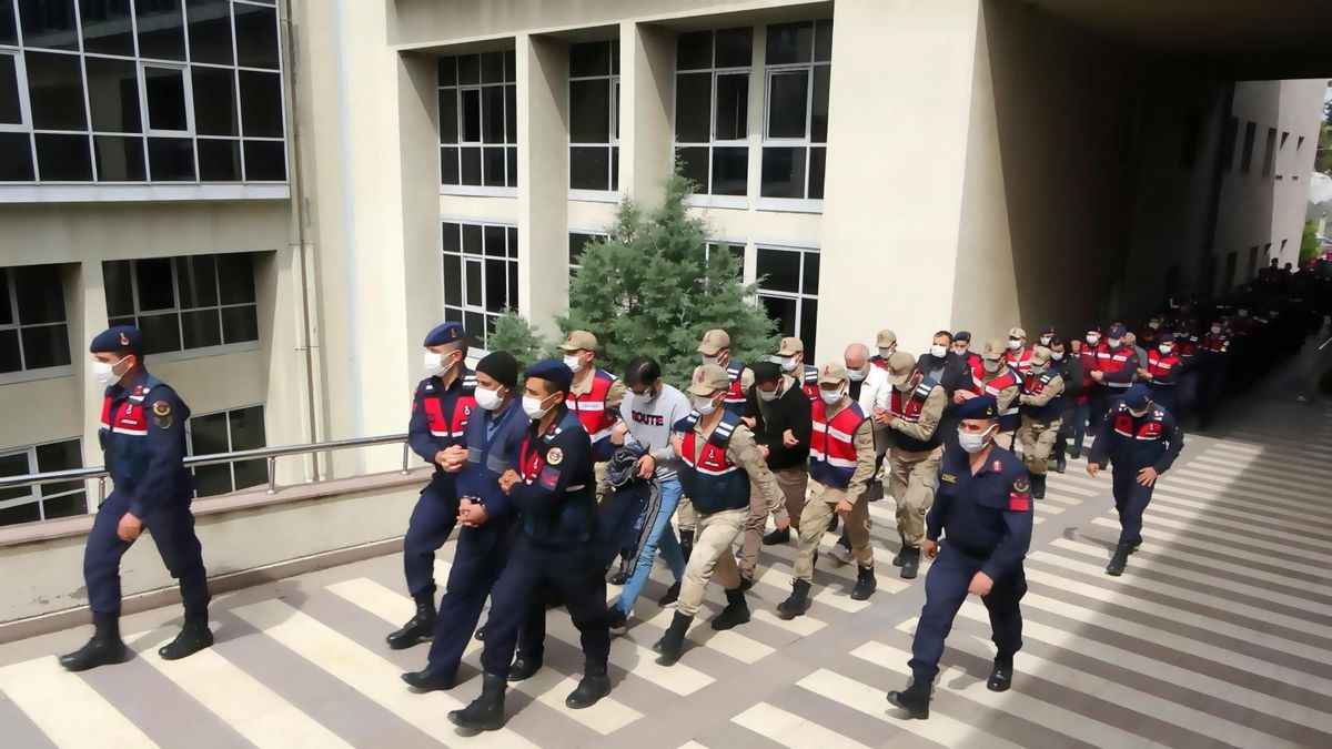 Son dakika haberleri | Ankara'da yabancılara sahte belgelerle yasal izin aldığı iddia edilen 51 şüpheliye gözaltı kararı
