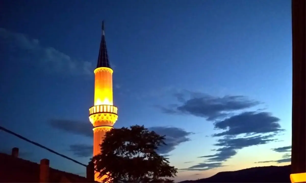 Başlamış Caminin Yeni Minaresi Işıl Işıl