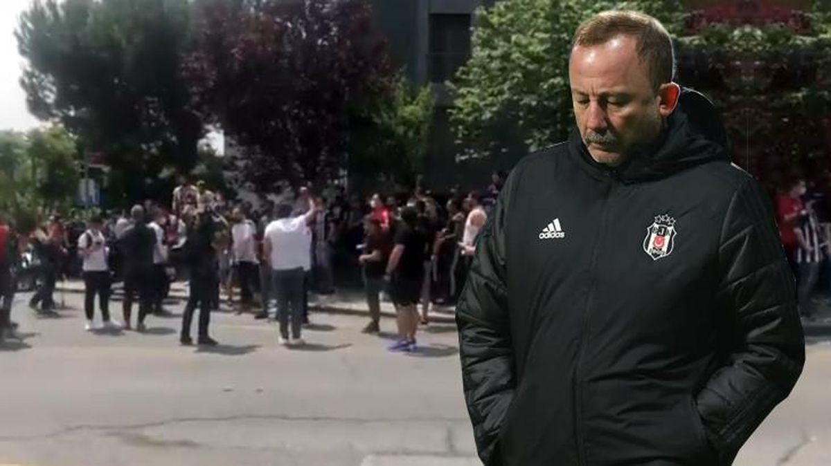 Beşiktaş taraftarı Sergen Yalçın'ın evinin önünde toplandı