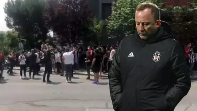 Beşiktaş taraftarı Sergen Yalçın'ın evinin önünde toplandı Beşiktaş taraftarı Sergen Yalçın'ın evinin önünde toplandı