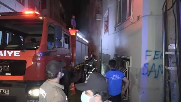 BURSA'DA 6 KATLI BİNADA ÇIKAN YANGINDA 3 KİŞİ DUMANDAN ETKİLENDİ, MAHALLELİ SOKAĞA DÖKÜLDÜ BURSA'DA 6 KATLI BİNADA ÇIKAN YANGINDA 3 KİŞİ DUMANDAN ETKİLENDİ, MAHALLELİ SOKAĞA DÖKÜLDÜ