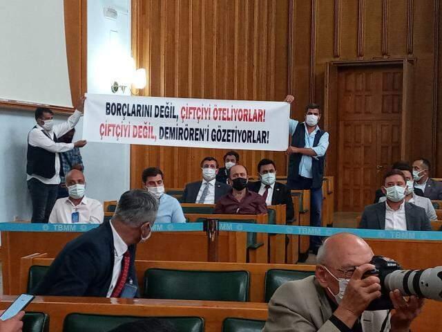 CHP Grup Toplantısı'nda Kılıçdaroğlu'na sözünü kestiren pankart CHP Grup Toplantısı'nda Kılıçdaroğlu'na sözünü kestiren pankart